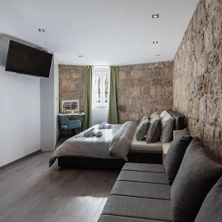 Rokos Superior Downtown - Comfortable With Private Bathrooms - Perfect Location For Exploring Diocletian's Palace And The Gastronomy Of Within Walking Distance Penzion 3*