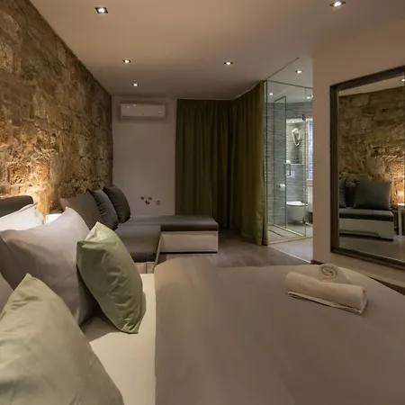 Rokos Superior Downtown - Comfortable With Private Bathrooms - Perfect Location For Exploring Diocletian's Palace And The Gastronomy Of Within Walking Distance Split