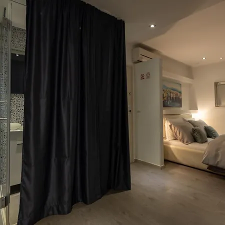 Rokos Superior Downtown - Comfortable With Private Bathrooms - Perfect Location For Exploring Diocletian's Palace And The Gastronomy Of Within Walking Distance Guest house