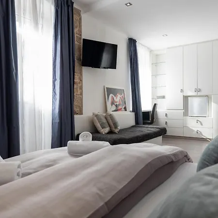 Rokos Superior Downtown - Comfortable With Private Bathrooms - Perfect Location For Exploring Diocletian's Palace And The Gastronomy Of Within Walking Distance