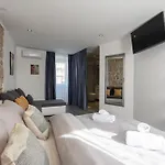 Pensión Rokos Superior Downtown - Comfortable With Private Bathrooms - Perfect Location For Exploring Diocletian's Palace And The Gastronomy Of Within Walking Distance 3*