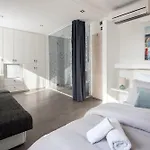 Rokos Superior Downtown - Comfortable With Private Bathrooms - Perfect Location For Exploring Diocletian's Palace And The Gastronomy Of Within Walking Distance Pensión