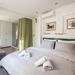 Гостевой дом Rokos Superior Downtown - Comfortable With Private Bathrooms - Perfect Location For Exploring Diocletian's Palace And The Gastronomy Of Within Walking Distance
