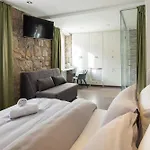Rokos Superior Downtown - Comfortable With Private Bathrooms - Perfect Location For Exploring Diocletian's Palace And The Gastronomy Of Within Walking Distance Сплит