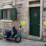 Rokos Superior Downtown - Comfortable With Private Bathrooms - Perfect Location For Exploring Diocletian's Palace And The Gastronomy Of Within Walking Distance Гостевой дом