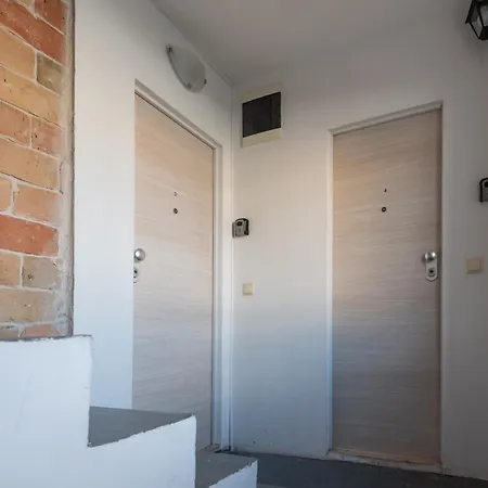 Rokos Superior Downtown - Comfortable With Private Bathrooms - Perfect Location For Exploring Diocletian's Palace And The Gastronomy Of Within Walking Distance Gostinjska kuća Split