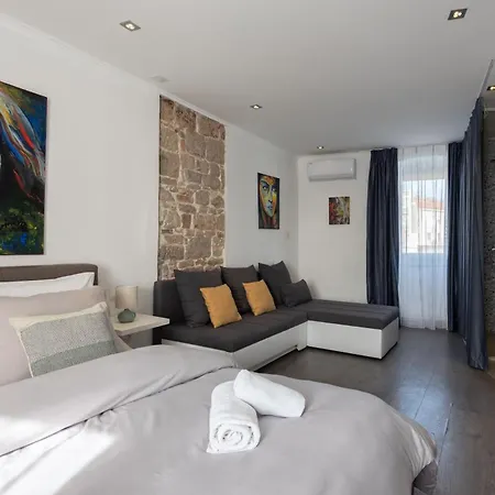 Rokos Superior Downtown - Comfortable With Private Bathrooms - Perfect Location For Exploring Diocletian's Palace And The Gastronomy Of Within Walking Distance Penzion *