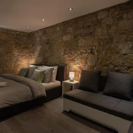 Rokos Superior Downtown - Comfortable With Private Bathrooms - Perfect Location For Exploring Diocletian's Palace And The Gastronomy Of Within Walking Distance Gostinjska kuća Split