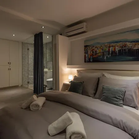 Rokos Superior Downtown - Comfortable With Private Bathrooms - Perfect Location For Exploring Diocletian's Palace And The Gastronomy Of Within Walking Distance Gæstehus