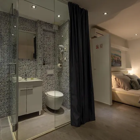 게스트하우스 Rokos Superior Downtown - Comfortable With Private Bathrooms - Perfect Location For Exploring Diocletian's Palace And The Gastronomy Of Within Walking Distance 스플리트