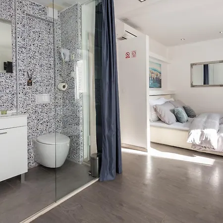 Rokos Superior Downtown - Comfortable With Private Bathrooms - Perfect Location For Exploring Diocletian's Palace And The Gastronomy Of Within Walking Distance 3*