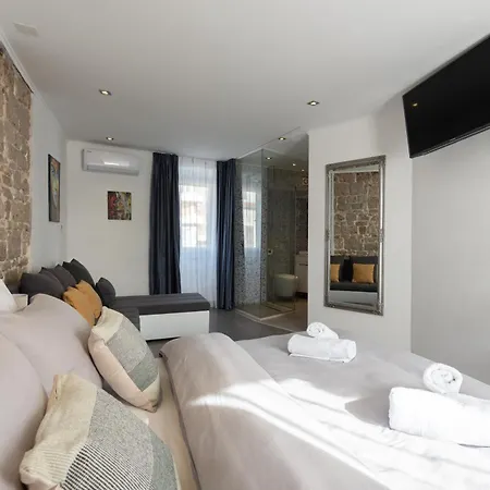 Gostinjska kuća Rokos Superior Downtown - Comfortable With Private Bathrooms - Perfect Location For Exploring Diocletian's Palace And The Gastronomy Of Within Walking Distance 3*