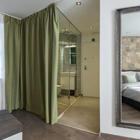 Rokos Superior Downtown - Comfortable With Private Bathrooms - Perfect Location For Exploring Diocletian's Palace And The Gastronomy Of Within Walking Distance Gostinjska kuća