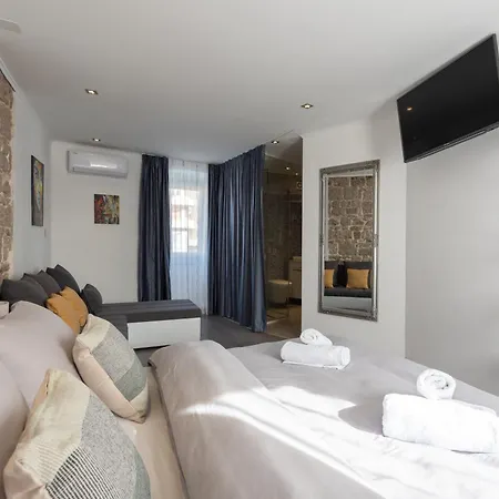 게스트하우스 Rokos Superior Downtown - Comfortable With Private Bathrooms - Perfect Location For Exploring Diocletian's Palace And The Gastronomy Of Within Walking Distance 3*