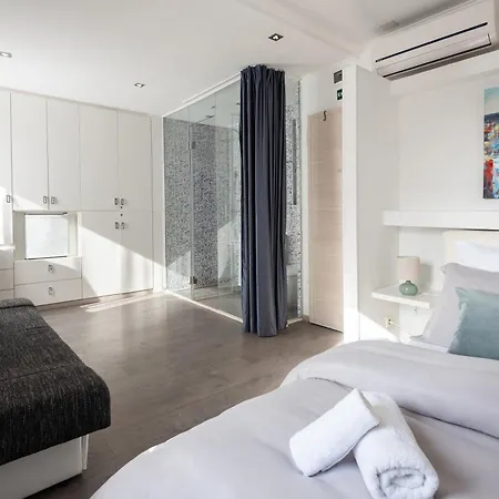 Rokos Superior Downtown - Comfortable With Private Bathrooms - Perfect Location For Exploring Diocletian's Palace And The Gastronomy Of Within Walking Distance Gæstehus