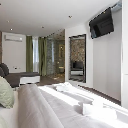 Gæstehus Rokos Superior Downtown - Comfortable With Private Bathrooms - Perfect Location For Exploring Diocletian's Palace And The Gastronomy Of Within Walking Distance Split