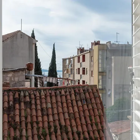 Rokos Superior Downtown - Comfortable With Private Bathrooms - Perfect Location For Exploring Diocletian's Palace And The Gastronomy Of Within Walking Distance Gostinjska kuća 3*