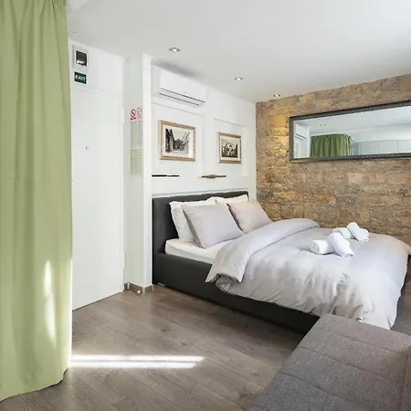 Penzion Rokos Superior Downtown - Comfortable With Private Bathrooms - Perfect Location For Exploring Diocletian's Palace And The Gastronomy Of Within Walking Distance