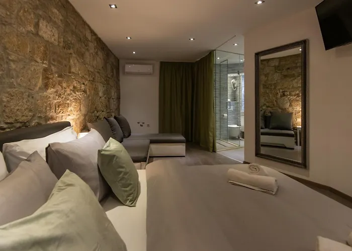 Rokos Superior Downtown - Comfortable With Private Bathrooms - Perfect Location For Exploring Diocletian's Palace And The Gastronomy Of Within Walking Distance Split