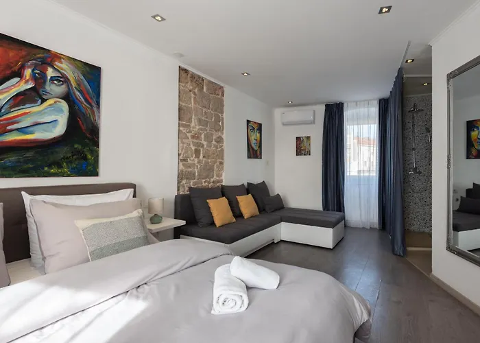 Rokos Superior Downtown - Comfortable With Private Bathrooms - Perfect Location For Exploring Diocletian's Palace And The Gastronomy Of Within Walking Distance Maison d'hôtes 3*