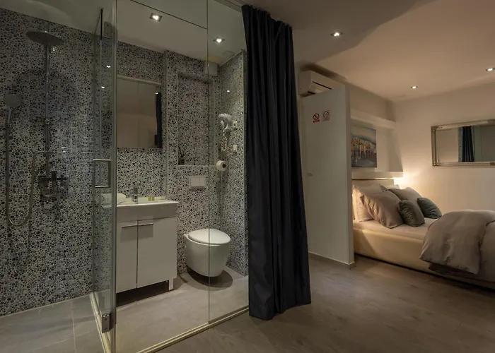 Maison d'hôtes Rokos Superior Downtown - Comfortable With Private Bathrooms - Perfect Location For Exploring Diocletian's Palace And The Gastronomy Of Within Walking Distance Split
