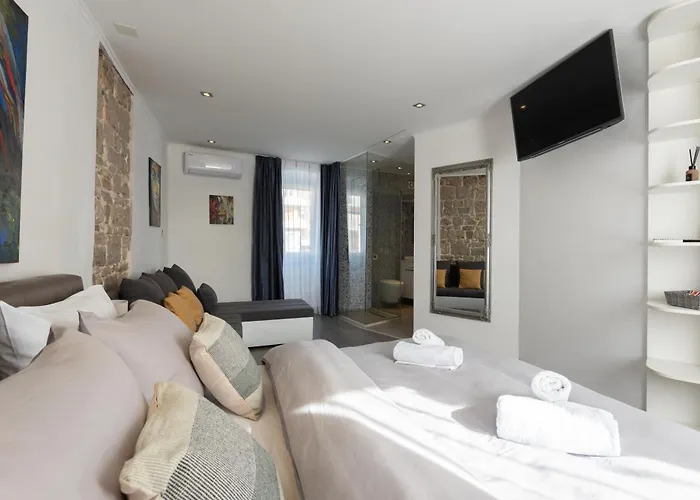 Maison d'hôtes Rokos Superior Downtown - Comfortable With Private Bathrooms - Perfect Location For Exploring Diocletian's Palace And The Gastronomy Of Within Walking Distance 3*