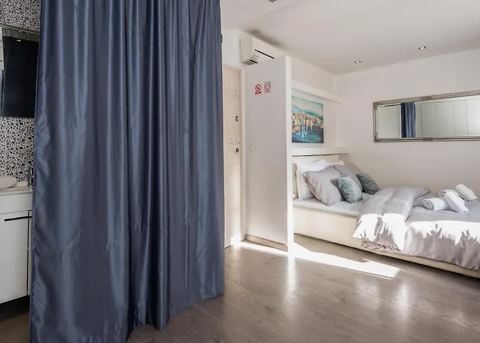 Rokos Superior Downtown - Comfortable With Private Bathrooms - Perfect Location For Exploring Diocletian's Palace And The Gastronomy Of Within Walking Distance 3*