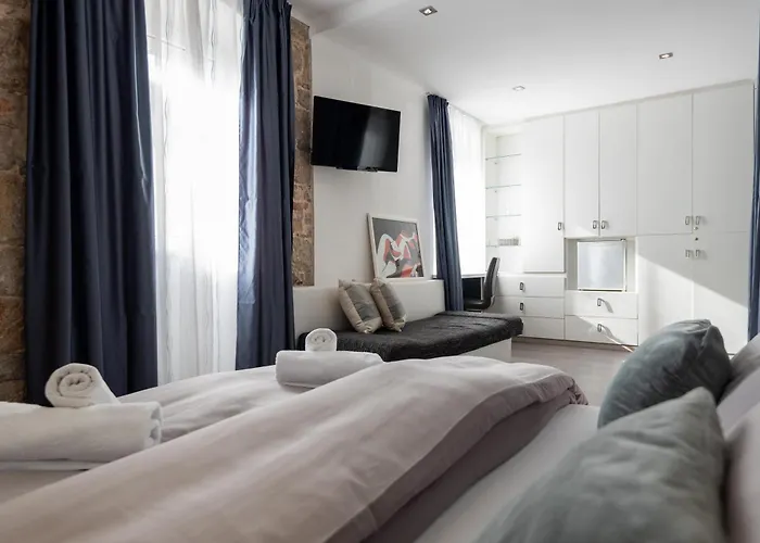 Rokos Superior Downtown - Comfortable With Private Bathrooms - Perfect Location For Exploring Diocletian's Palace And The Gastronomy Of Within Walking Distance