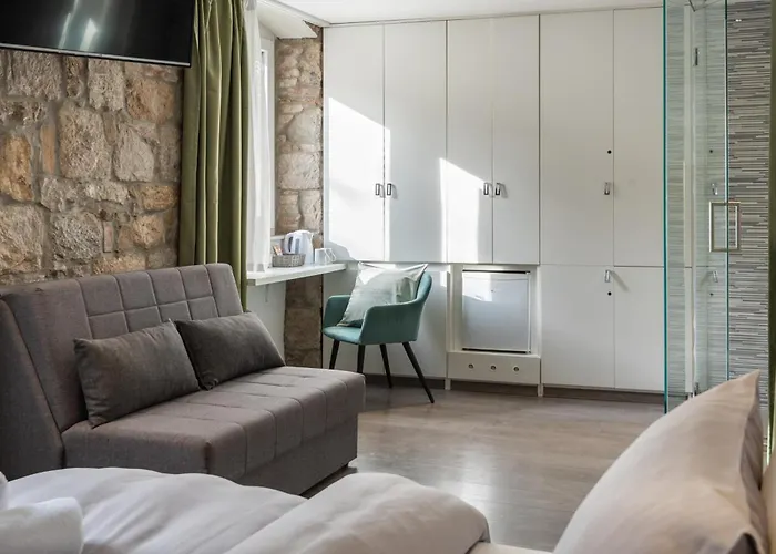 Rokos Superior Downtown - Comfortable With Private Bathrooms - Perfect Location For Exploring Diocletian's Palace And The Gastronomy Of Within Walking Distance Maison d'hôtes