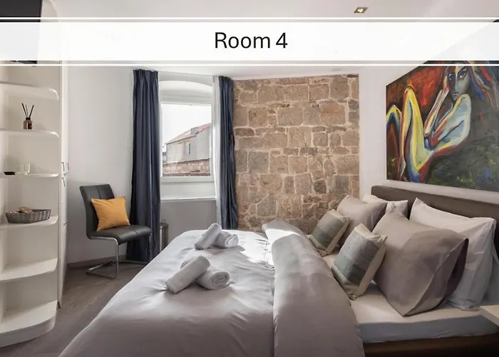 Maison d'hôtes Rokos Superior Downtown - Comfortable With Private Bathrooms - Perfect Location For Exploring Diocletian's Palace And The Gastronomy Of Within Walking Distance