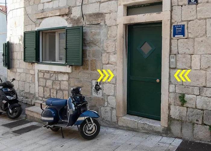 Rokos Superior Downtown - Comfortable With Private Bathrooms - Perfect Location For Exploring Diocletian's Palace And The Gastronomy Of Within Walking Distance Maison d'hôtes