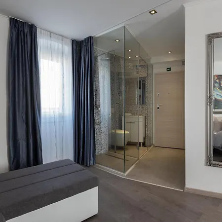 Rokos Superior Downtown - Comfortable With Private Bathrooms - Perfect Location For Exploring Diocletian's Palace And The Gastronomy Of Within Walking Distance سبليت