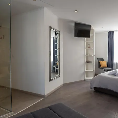 Rokos Superior Downtown - Comfortable With Private Bathrooms - Perfect Location For Exploring Diocletian's Palace And The Gastronomy Of Within Walking Distance Gostinjska kuća Split
